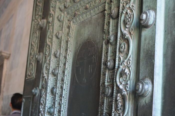 Crocus struck the ground almost at Constantines feet